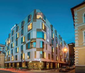 een gebouw op de hoek van een straat bij Radisson Blu Aurum Hotel, Brasov in Braşov