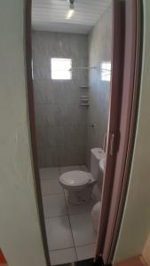 La salle de bains est pourvue de toilettes et d'un lavabo. dans l'établissement Cantinho da Tia Lucia, à Beberibe