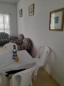 - un salon avec une table et des chaises blanches dans l'établissement Villa Laura Togui Boyaca, à Togüí