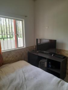 - une chambre avec un lit, un bureau et un piano dans l'établissement Villa Laura Togui Boyaca, à Togüí