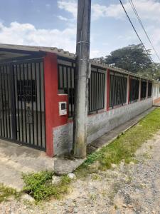 une clôture sur le côté d'un bâtiment dans l'établissement Villa Laura Togui Boyaca, à Togüí