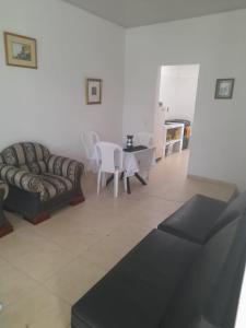 - un salon avec deux canapés et une table dans l'établissement Villa Laura Togui Boyaca, à Togüí