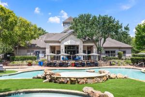 una casa con piscina en el patio en Modern Gem: 2BD/2BA Oasis in Shadowbriar, Houston!, en Houston