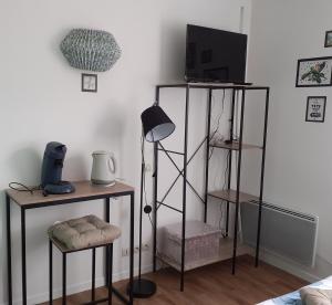 Μια τηλεόραση ή/και κέντρο ψυχαγωγίας στο studio