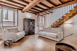 un soggiorno con due sedie e una scala di APT ROME - Vittoria Palace a Roma