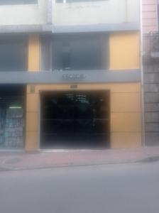 una entrada a un edificio con una puerta abierta en HOSTAL DON PABLO Compra Mas, en Quito