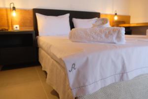 ein Hotelzimmer mit einem Bett mit Handtüchern darauf in der Unterkunft Aeon Retreat in Rovies