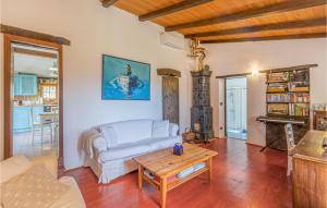 ein Wohnzimmer mit einem weißen Sofa und einem Tisch in der Unterkunft Amazing Home In Groznjan With House A Panoramic,,, in Grožnjan