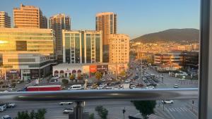 Blick auf eine Stadt mit Autos auf einer belebten Straße in der Unterkunft Lumiera Suites Hotel in Nilüfer