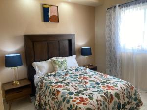 1 dormitorio con 1 cama, 2 lámparas y ventana en Ancla Suite 2 - 2 Bedroom Urban Hotel en Puerto Peñasco