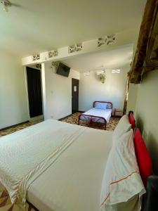 เตียงในห้องที่ Hotel Los Balcones