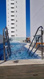 una piscina con un tobogán en un edificio en Marina Bezerril - 303 Pontamares - O melhor de Natal, en Natal