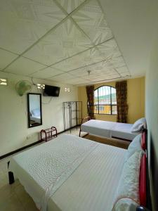 เตียงในห้องที่ Hotel Los Balcones