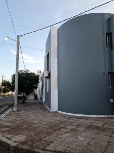un edificio blanco al lado de una calle en Departamento cómodo en La Rioja