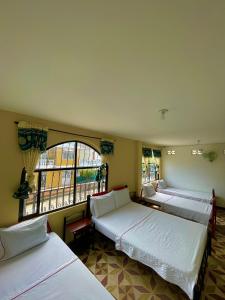 เตียงในห้องที่ Hotel Los Balcones