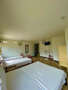 เตียงในห้องที่ Hotel Los Balcones