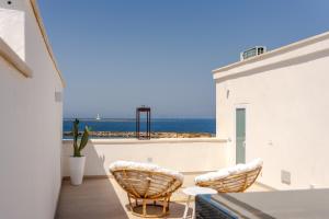 a balcony with chairs and a view of the ocean at Fronte Mare Casa Daspa in Gallipoli