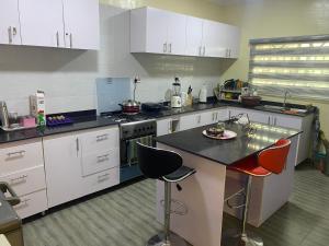 Fotografie z fotogalerie ubytování Labi’s place. 1,2 bedrooms apartments beautifully furnished in a secured estate at Adeniyi Jones Ikeja. 24 hrs light, secured apartment,WiFi, fully fitted kitchen, Close to everywhere, Airport pick up ( optional) v destinaci Ikeja