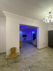 Fotografie z fotogalerie ubytování Labi’s place. 1,2 bedrooms apartments beautifully furnished in a secured estate at Adeniyi Jones Ikeja. 24 hrs light, secured apartment,WiFi, fully fitted kitchen, Close to everywhere, Airport pick up ( optional) v destinaci Ikeja