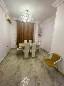 Fotografie z fotogalerie ubytování Labi’s place. 1,2 bedrooms apartments beautifully furnished in a secured estate at Adeniyi Jones Ikeja. 24 hrs light, secured apartment,WiFi, fully fitted kitchen, Close to everywhere, Airport pick up ( optional) v destinaci Ikeja