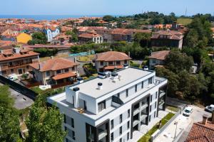 widok z lotu ptaka na budynek w mieście w obiekcie Ático en Llanes con gran terraza, piscina y pista de paddel w mieście Llanes