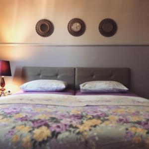 łóżko z dwoma poduszkami w sypialni w obiekcie Struga-Rooms/Dhoma/Sobi w mieście Struga