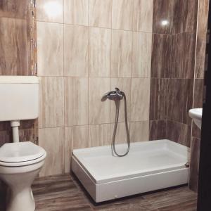 łazienka z toaletą i wanną w obiekcie Struga-Rooms/Dhoma/Sobi w mieście Struga