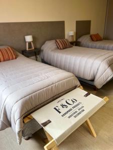 pokój z dwoma łóżkami z znakiem sprzedaży na podłodze w obiekcie Casa Vergara 4 w mieście Villa Unión