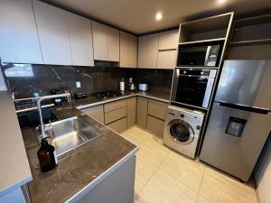 維拉優尼恩的住宿－CASA VERGARA III，厨房配有不锈钢冰箱和洗碗机