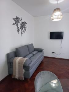 een woonkamer met een bank en een tafel bij Dos22 Apartment in Mendoza