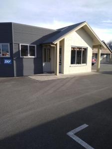 a building with a parking lot in front of it at 388 Tay Motel in Invercargill