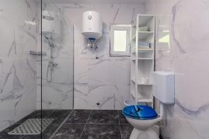 W łazience znajduje się toaleta i przeszklony prysznic. w obiekcie Apartments by the sea Klenovica, Novi Vinodolski - 5557 w mieście Klenovica