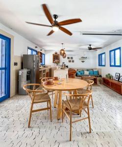 - une cuisine avec une table et des chaises dans la chambre dans l'établissement Casa Omero., à El Cuyo