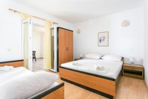 Posteľ alebo postele v izbe v ubytovaní Apartment Podaca 6736b