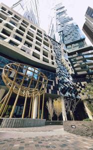 un gran edificio con una espiral en una ciudad en 2Brooms Max for5 at Heart of CBD 1Free Parking en Melbourne