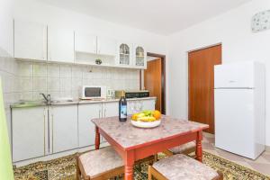 Kuchyňa alebo kuchynka v ubytovaní Apartment Podaca 6736b + 15 fotografií