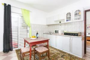 Kuchyňa alebo kuchynka v ubytovaní Apartment Podaca 6736b