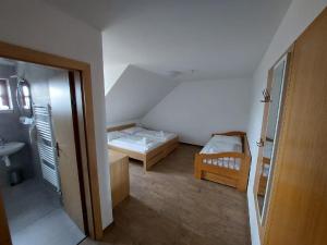 Ein Bett oder Betten in einem Zimmer der Unterkunft Horský hotel Hájenka
