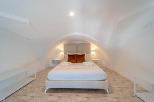 um quarto com uma cama num quarto branco em Fronte Mare Casa Daspa em Gallipoli