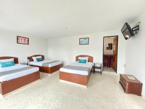- une chambre avec 2 lits et une télévision dans l'établissement Ayenda Alfay Mosquera, à Mosquera