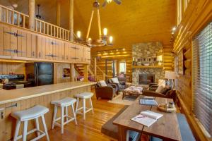 een keuken en een woonkamer in een blokhut bij Lakefront Cabin Retreat, 2-Acre Lot with Deck! 