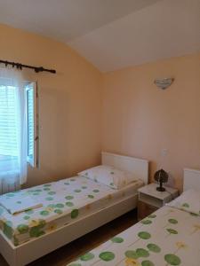 Posteľ alebo postele v izbe v ubytovaní Apartments by the sea Seget Vranjica, Trogir - 1051