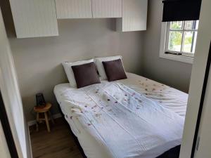 Un dormitorio con una cama con flores. en Park De Driesprong, en Nieuwveen