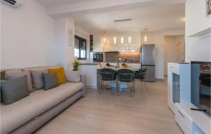 Η κουζίνα ή μικρή κουζίνα στο Gorgeous Apartment In Turanj With Wifi
