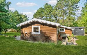 eine kleine Hütte auf einem Feld mit einem Hof in der Unterkunft Stunning Home In Frevejle With Wifi in Fårevejle