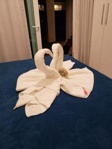 two swans made out of towels on a table at Apartamento Particular de 03 suítes, Resort Treebies, Praia de Subauma - Ba in Entre Rios