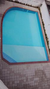 una gran piscina azul en una acera en Departamento Tonsupa, 
