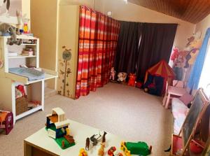 ein Kinderzimmer mit einem Spielzimmer mit einem Zelt in der Unterkunft Chambre et sdb privée in Valréas