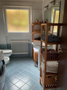 La salle de bains est pourvue d'un lavabo, de toilettes et d'une fenêtre. dans l'établissement Mountain Living Apartment Asiago, à Lusiana