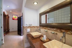 baño con 2 lavabos y espejo grande en Quinta Las Acacias Hotel Boutique, en Guanajuato